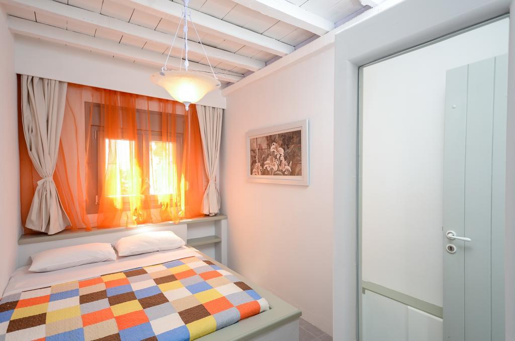 Santa Katerina Apartments & Studios Naxos City ภายนอก รูปภาพ